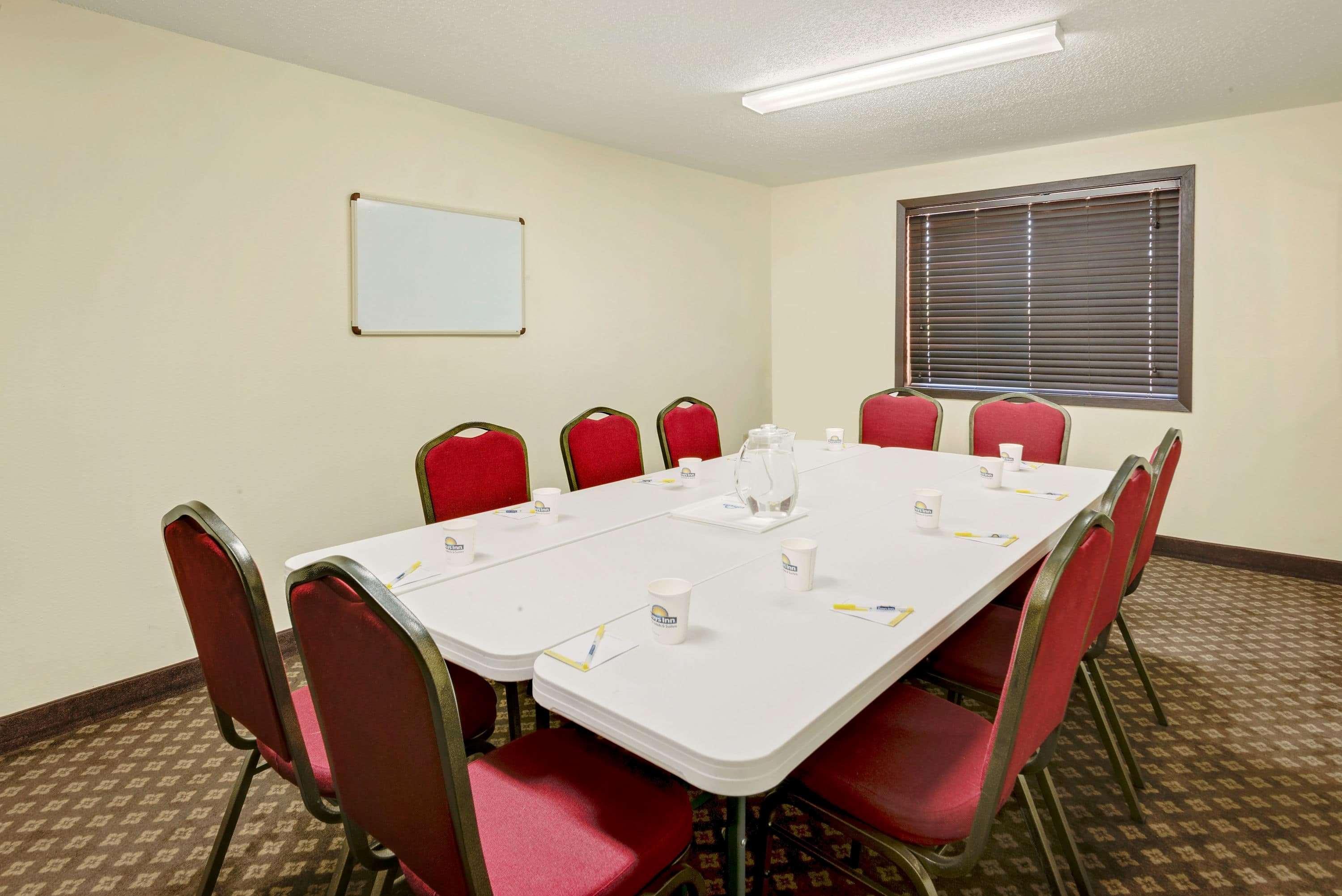 Days Inn By Wyndham Fort Dodge Εξωτερικό φωτογραφία